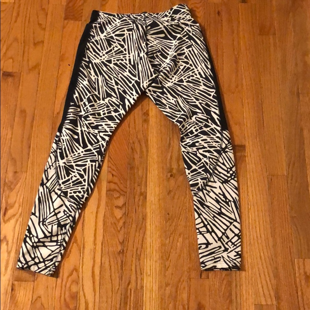 Women’s zebra striped leggings Nike medium lulu - Picture 2 of 2